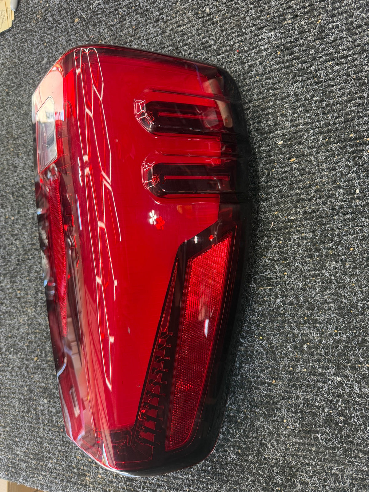 2024-2026 GMC Sierra 2500HD 3500HD Denali RH Passenger LED Tail Light OEM 86286826