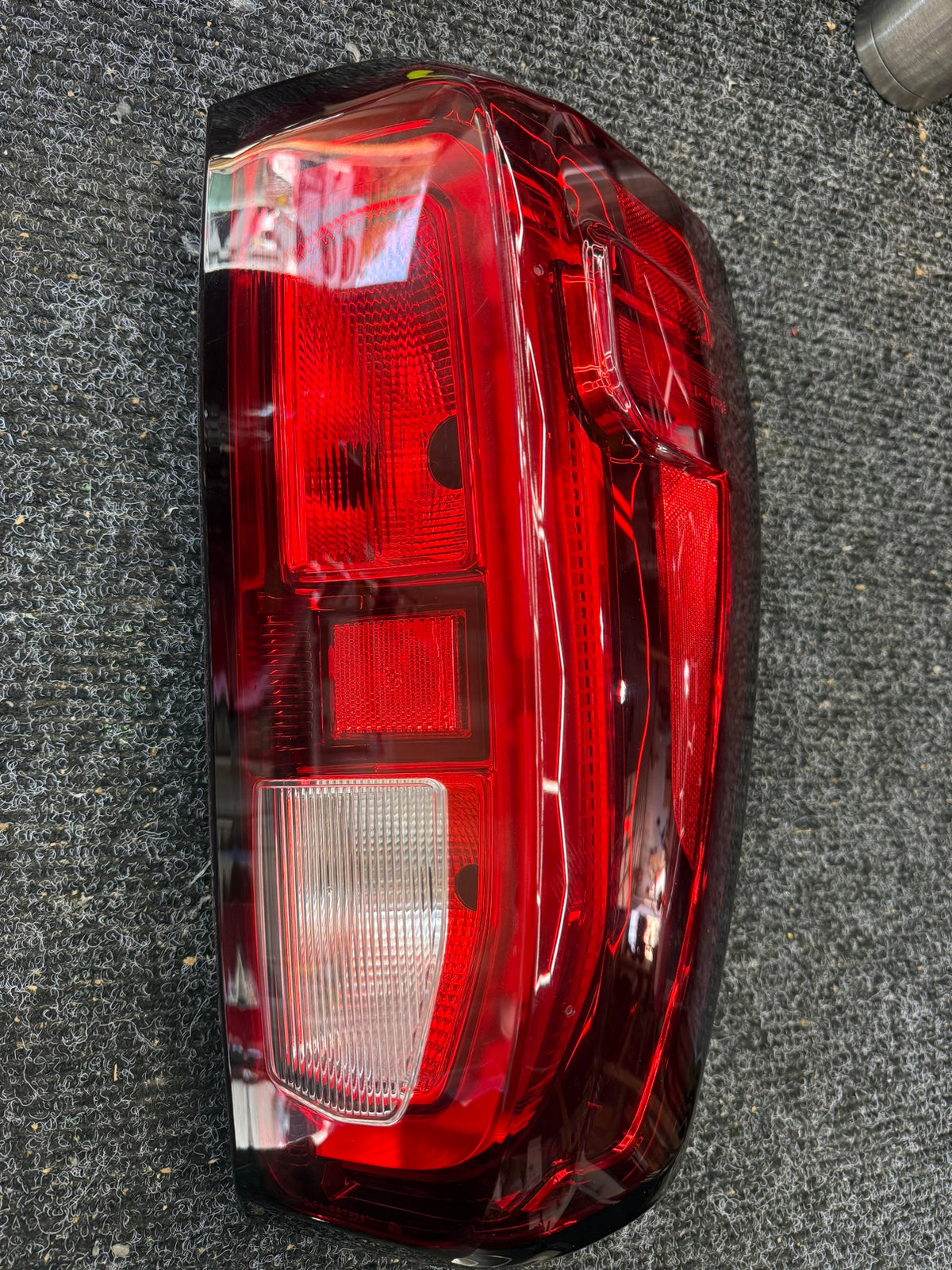 2020-2022 GMC Sierra 2500HD 3500HD RH Passenger Base Halogen Tail Light OEM 84760016