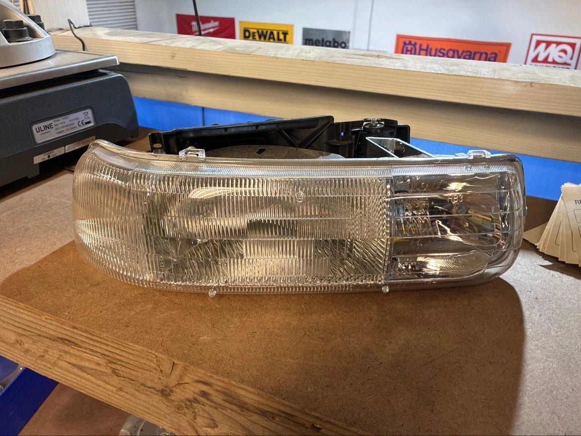 Headlight Assembly RH NEW Eagle Eyes GM159-B001R 2000-2005 Chevy Suburban Tahoe