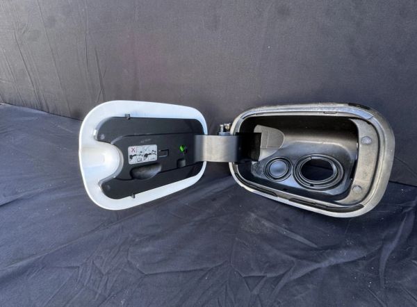 GM Silverado Sierra 2500/3500 Fuel Door | OEM 2020–2025 Summit White GAZ Take-Off