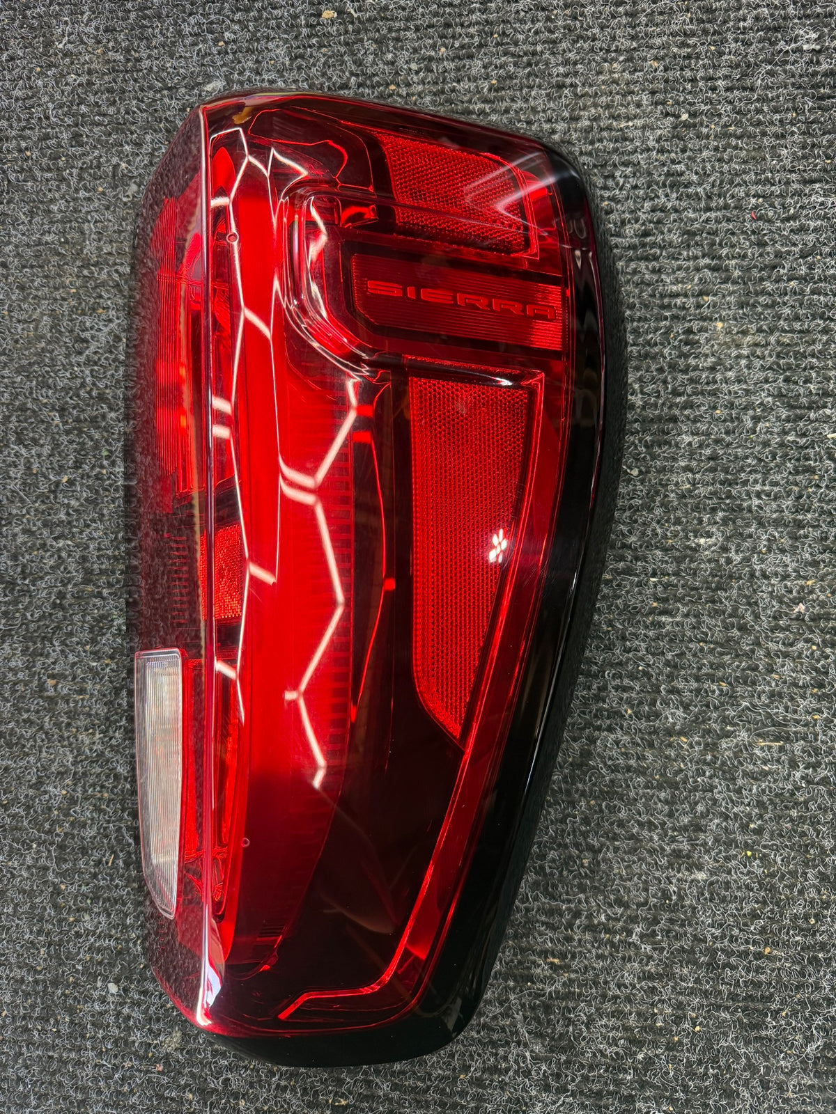2020-2022 GMC Sierra 2500HD 3500HD RH Passenger Base Halogen Tail Light OEM 84760016