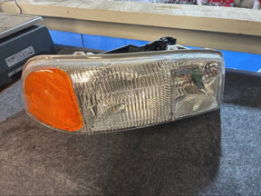 Eagle Eyes GM177-B001R Right Headlight 99-07 Sierra Yukon