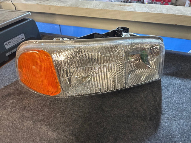 Eagle Eyes GM177-B001R Right Headlight 99-07 Sierra Yukon