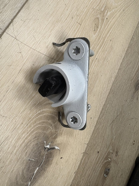 Chevy Silverado 2500 3500 Tailgate Hinge RH | OEM Right Bed-Side Hinge 86MFZD78