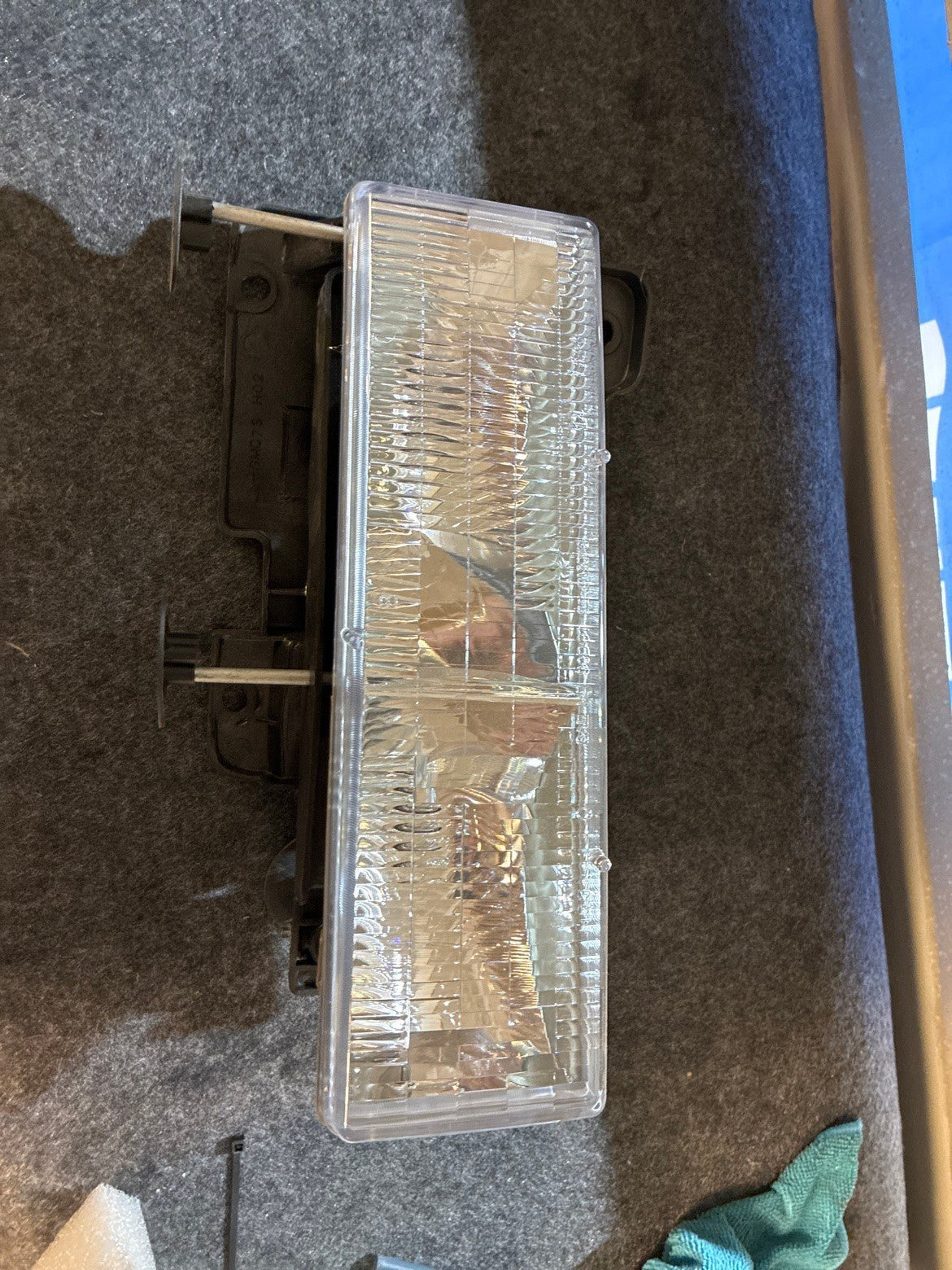 Eagle Eyes GM073-B001L Left Headlight 88-02 C/K Suburban Tahoe Yukon
