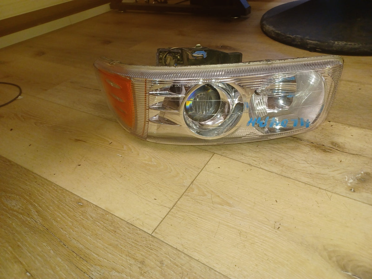 01 02 03 04 05 06 07 GMC Yukon Left Driver Side Headlight OEM 10010129